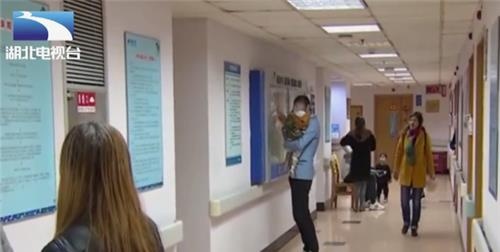 小学男生行为女气，胸部比橘子还大，原来是身体里多了一个它！