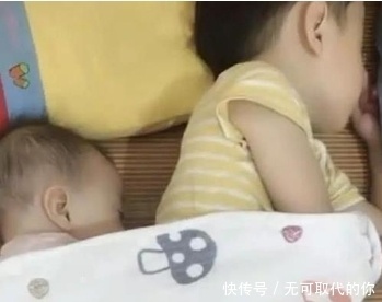 哥哥和妹妹在睡觉，妈妈掀开被子，画面好暖心，二胎生对了！