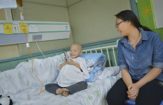 女童重病肚大如孕妇，医生“活不过三个月”，依然开朗坚强的活着