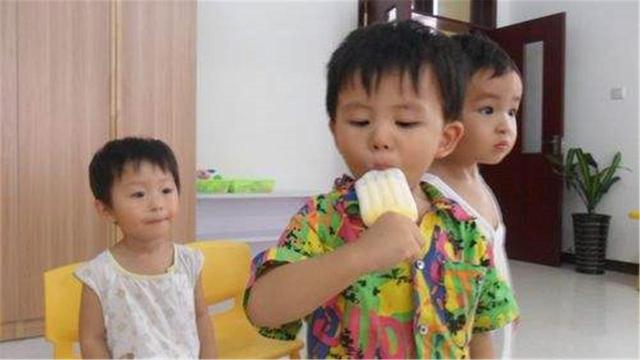 这一届爸爸都是“鬼才”，女儿想吃雪糕，“爸爸牌”雪糕逗笑孩子
