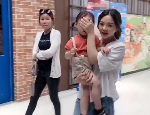机智辣妈”捂着娃的眼睛逛商场火了，娃：瞧瞧，这是人干的事？