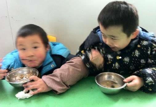 孩子在家挑食，幼儿园老师却说孩子吃饭香，知道原因后宝妈顿悟
