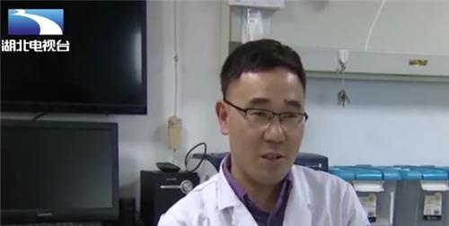 小学男生行为女气，胸部比橘子还大，原来是身体里多了一个它！