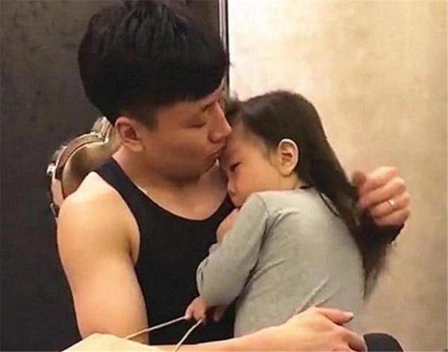 这一届爸爸都是“鬼才”，女儿想吃雪糕，“爸爸牌”雪糕逗笑孩子