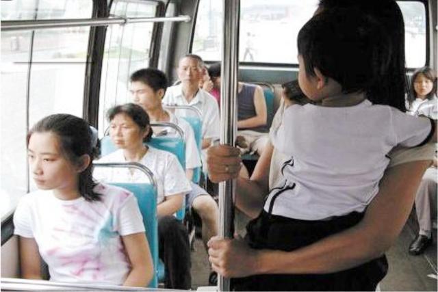 宝妈在公交车上哺乳，被大妈指责&quot;轻浮&quot;，宝妈的回答让乘客叫绝