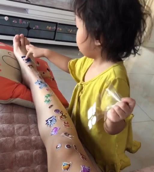 “大长腿妈妈”带娃，看到满腿的贴画，网友：腿是好腿