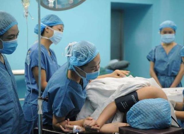 妻子在产房生产，丈夫回家“补觉”，只留8岁女儿独自等待？