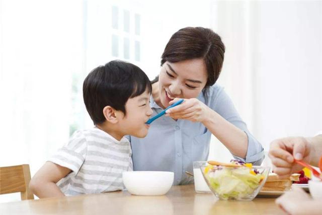 孩子厌食挑食的坏毛病都是“喂”出来的？家长若扔坚持，小心坑娃
