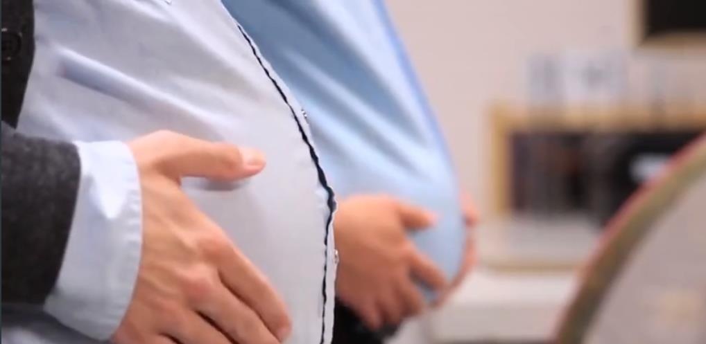 如果男人怀孕会是什么样子？国外男同胞们做了这样一个视频