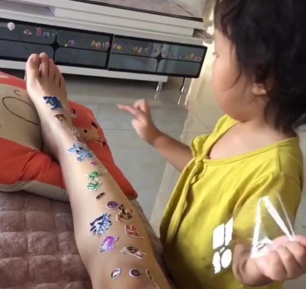 “大长腿妈妈”带娃，看到满腿的贴画，网友：腿是好腿