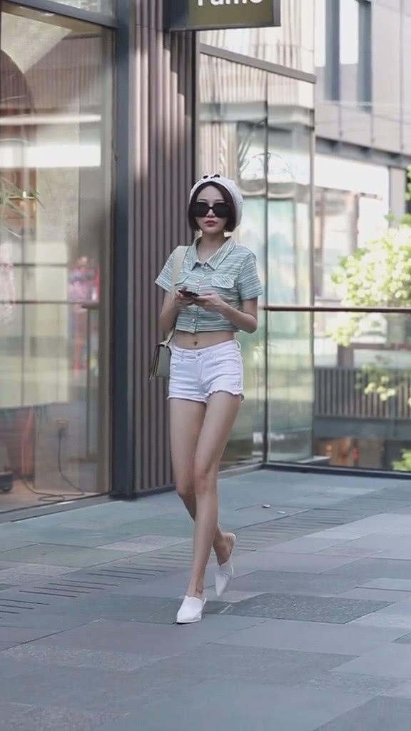 小姐姐抬头望过来,黑色墨镜遮挡了她的情绪,抿起的嘴和冷淡的表情让她
