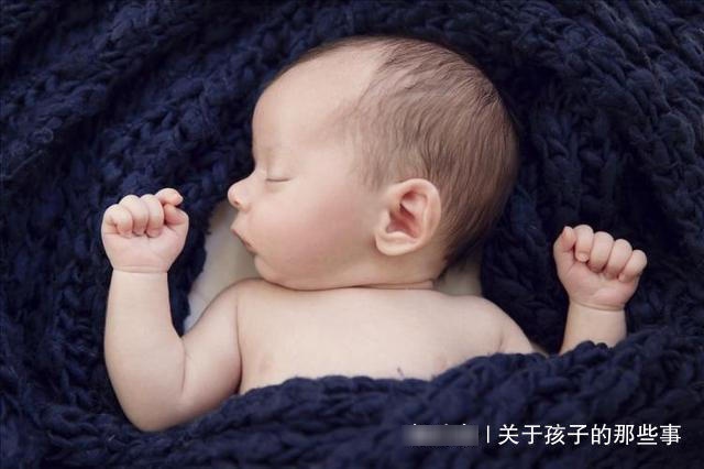 为什么孩子睡觉喜欢“投降”，这不是向生活投降，而是在茁壮成长