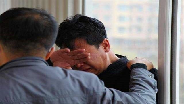 孩子出生是“无肛儿”，爸爸狠抽自己一巴掌：就知道不该那样做！