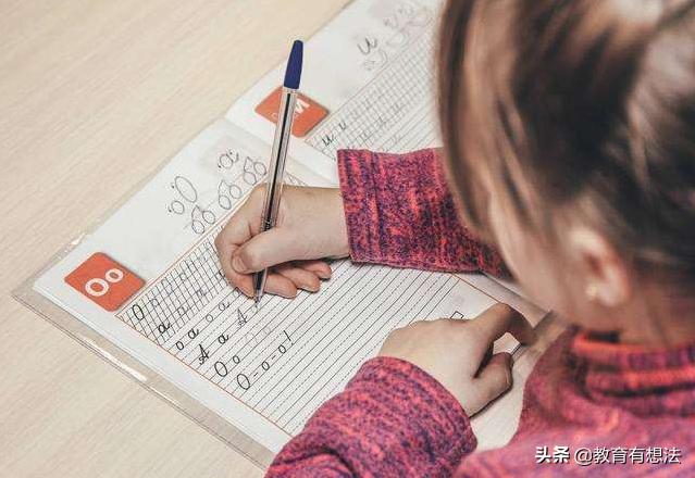 头疼！幼儿园的娃该不该学写字？现在就布置家庭作业是否合理？