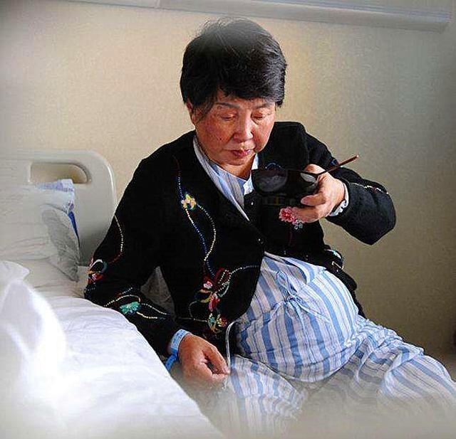 52岁高龄产妇不顾劝阻，执意冒险怀孕，如愿生下儿子，家人崩溃了