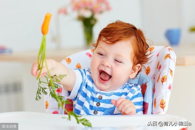 怎样才能教会小婴儿自己吃饭？