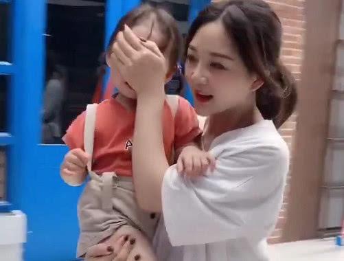机智辣妈”捂着娃的眼睛逛商场火了，娃：瞧瞧，这是人干的事？