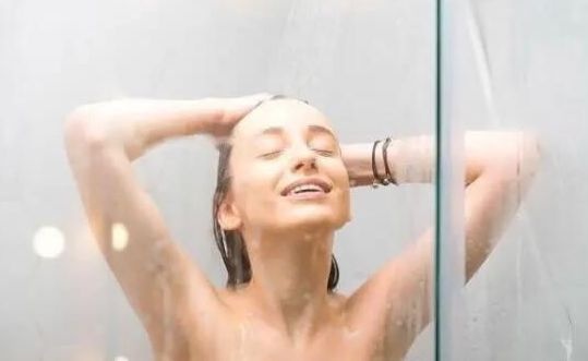 女性洗澡时，为何喜欢站着撒尿？原因说出来多数人会害羞