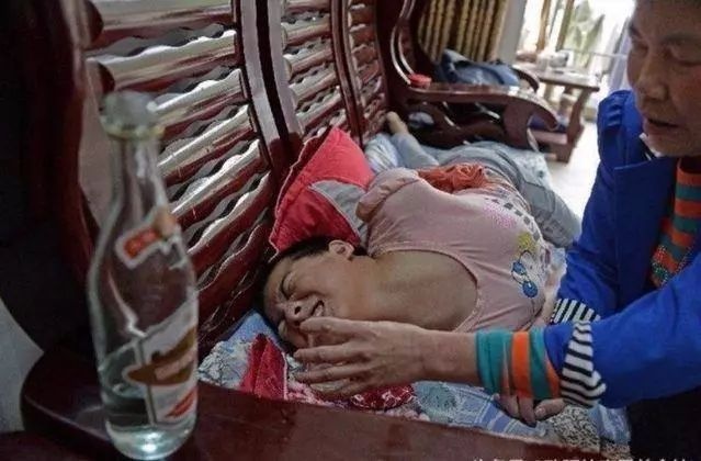 10年了她狠心天天灌孩子白酒，说：我不死就还灌!