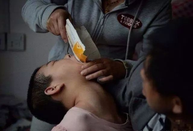10年了她狠心天天灌孩子白酒，说：我不死就还灌!