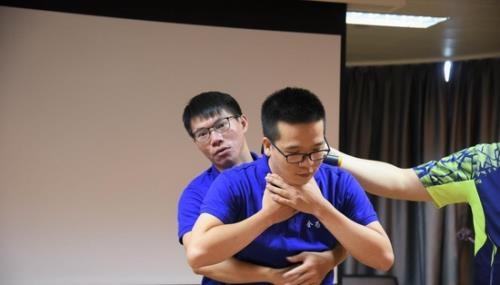 男孩吃面包身亡：海姆立克急救法要学会，可以应对异物塞住喉咙