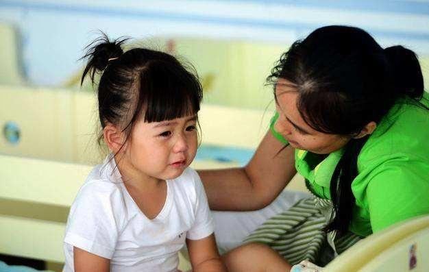 闺女在幼儿园被孤立，家长责备老师，老师说：穿成这样谁敢和她玩