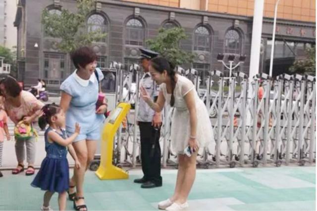妈妈到幼儿园接儿子放学，老师的一句话，让妈妈瞬间“脸红”
