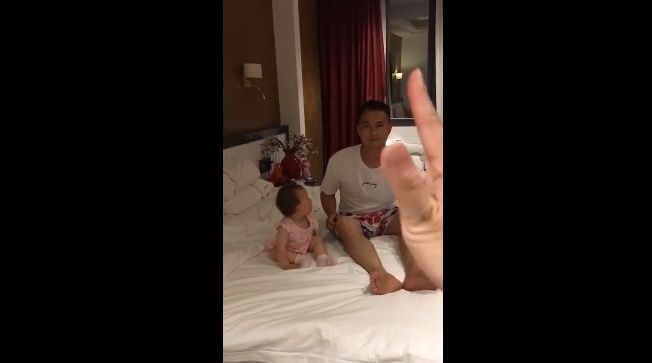 孩子爱模仿大人，或许是好事！家长正确引导，帮助孩子健康成长