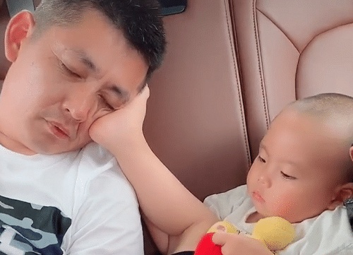 “操碎心宝宝”托着奶爸睡觉走红，内心OS：现在的大人可真难带