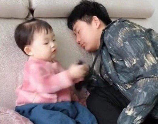 爸爸“戏精”上线上演闻袜子大戏，看完女儿的反应，妈妈笑喷了