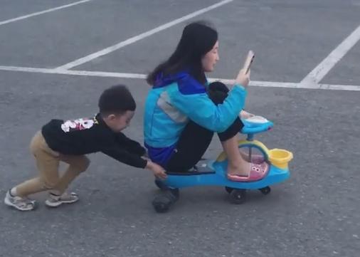 “孩子气小姨”霸占娃的扭扭车，网友：娃真乖，可以抱抱你小姨吗