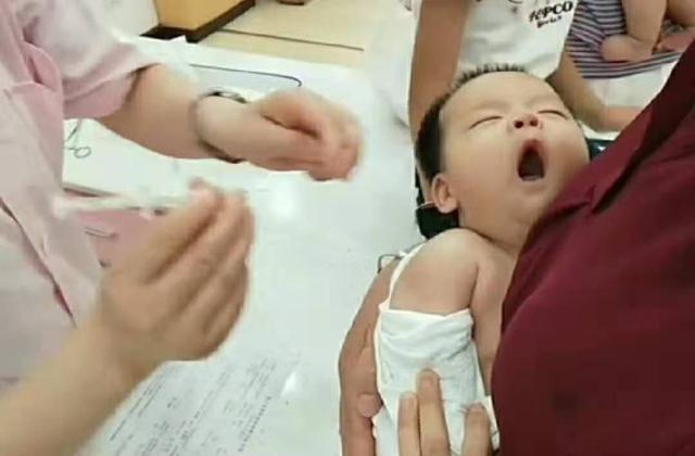 打针就打针，能不能让我把哈欠打完？孩子打疫苗这些事情要注意
