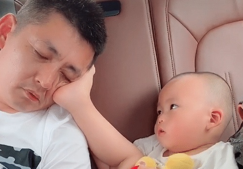 “操碎心宝宝”托着奶爸睡觉走红，内心OS：现在的大人可真难带