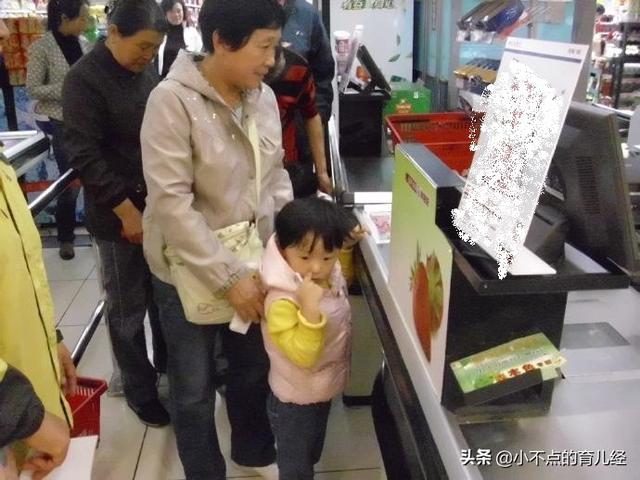 奶奶带娃逛超市，因为一个动作被人看不起，奶奶一句话令人深思