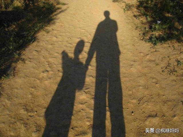 陪伴孩子越多越好？错！过度关注会影响孩子的独立性发展
