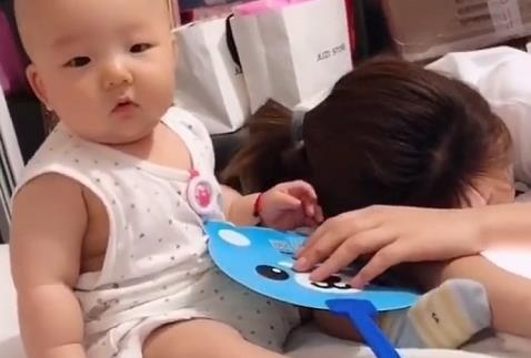 “不省心小姨”尽情嚯嚯娃走红，娃：五行缺个姨夫！