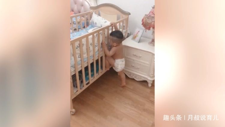 宝宝睡觉都不老实，看到萌娃的动作，真是让人哭笑不得