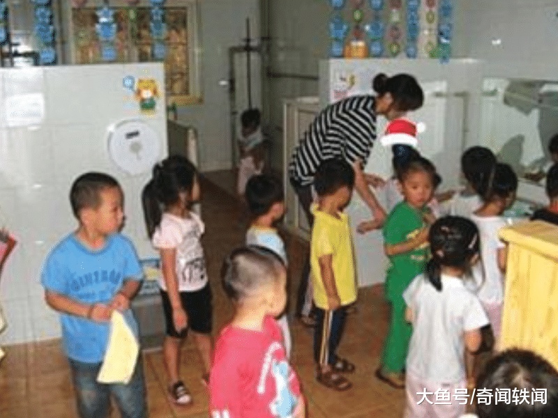 七岁男孩一直上幼儿园，宝妈无奈道出实情，家长们愤怒后泪崩