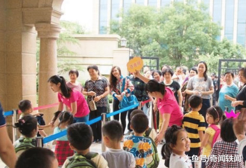 七岁男孩一直上幼儿园，宝妈无奈道出实情，家长们愤怒后泪崩