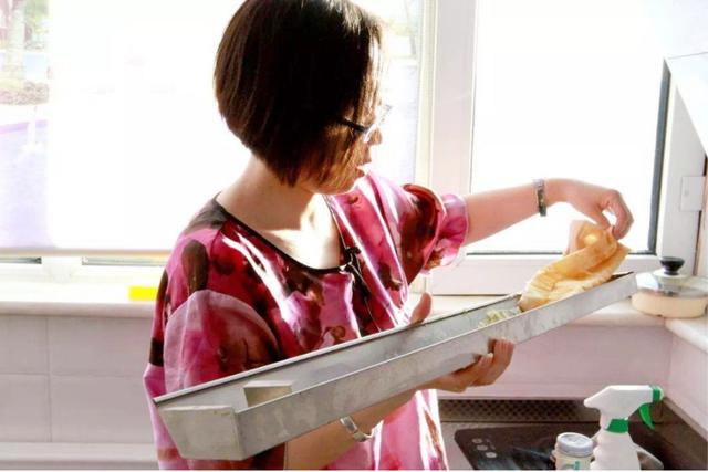 妈妈到幼儿园接儿子放学，老师的一句话，让妈妈瞬间“脸红”