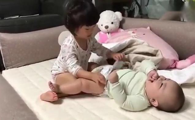 4岁姐姐给弟弟换尿不湿，看到“小弟弟”笑不停，妈妈反应不一般