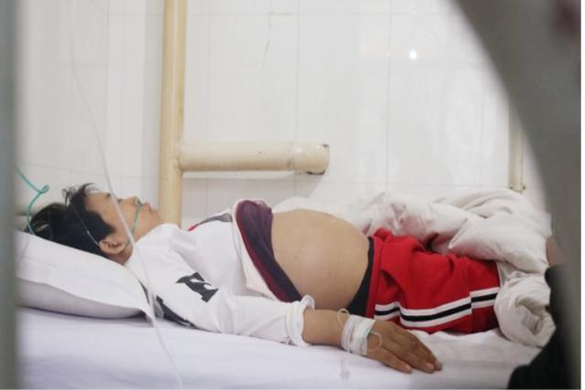 10岁女孩肚子痛，医生在胃里发现这一团东西，而且她吃了好几年