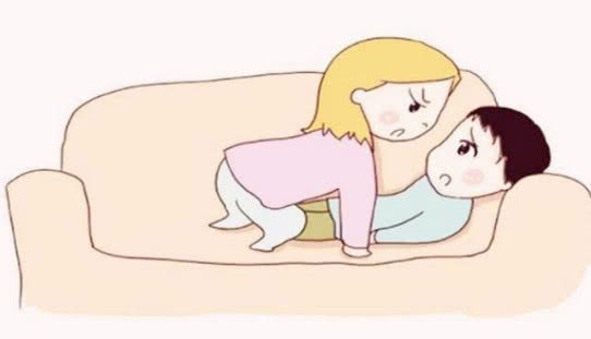 “爸爸，你压着妈妈干嘛？”随后妈妈的回答，很有教育意义