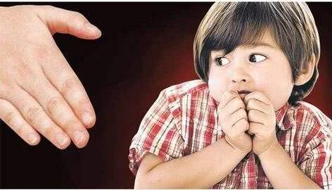 把孩子“扔出家门”进行教育，看似赢了，实则输得一塌糊涂！
