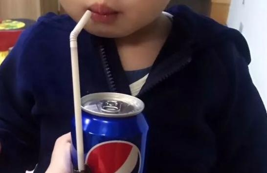 为了哄孩子吃药，父母真是煞费苦心，见招拆招，这法子你用过吗？