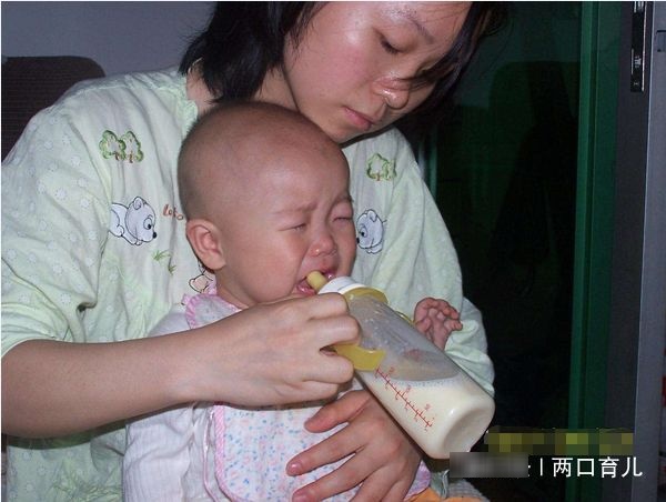 10个月宝宝一到晚上就特别粘妈妈，得知真相后，爸爸们“吃醋”了