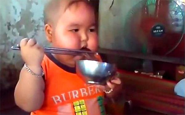 为工作将儿子交给奶奶带，3个月后奶奶传来照片，妈妈看后要辞职