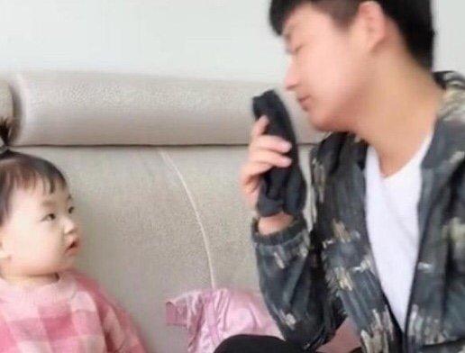 爸爸“戏精”上线上演闻袜子大戏，看完女儿的反应，妈妈笑喷了