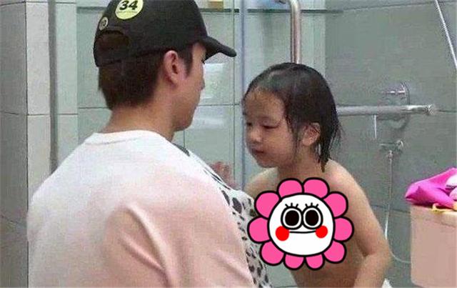 父亲给10岁的女儿洗澡？父女关系再亲，也不能踩这些“雷区”
