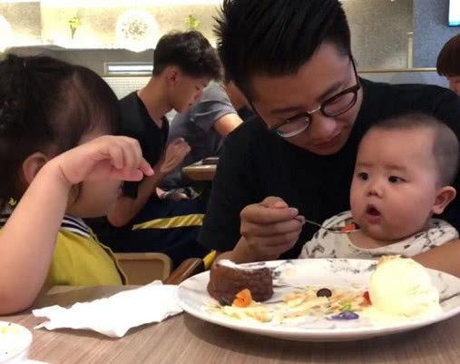 “偏心奶爸”喂娃吃饭火了，儿子：你个糟老头子坏得很